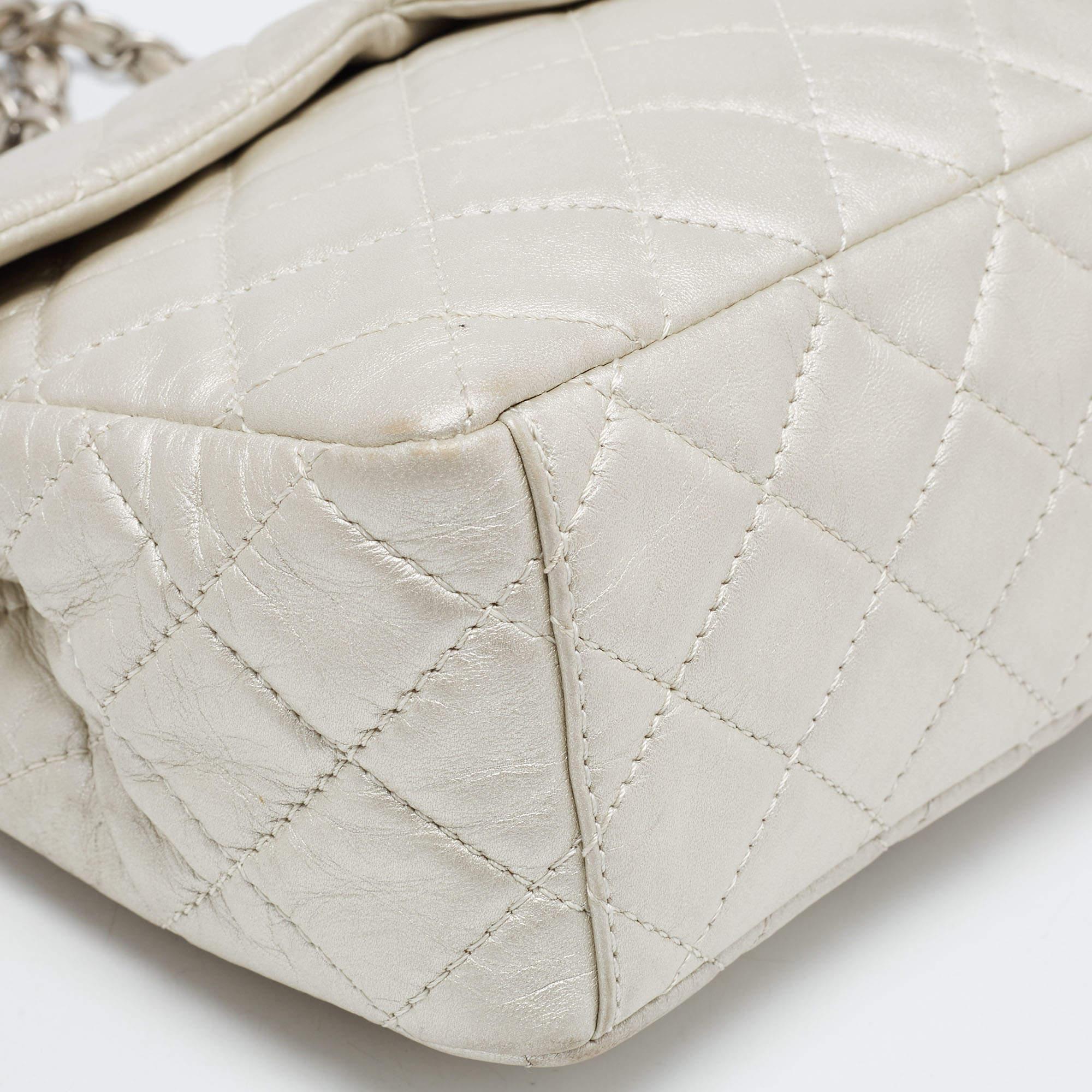 Chanel Gris Metalizado Piel Acolchada Maxi Bolso Clásico Solapa Simple en venta 3