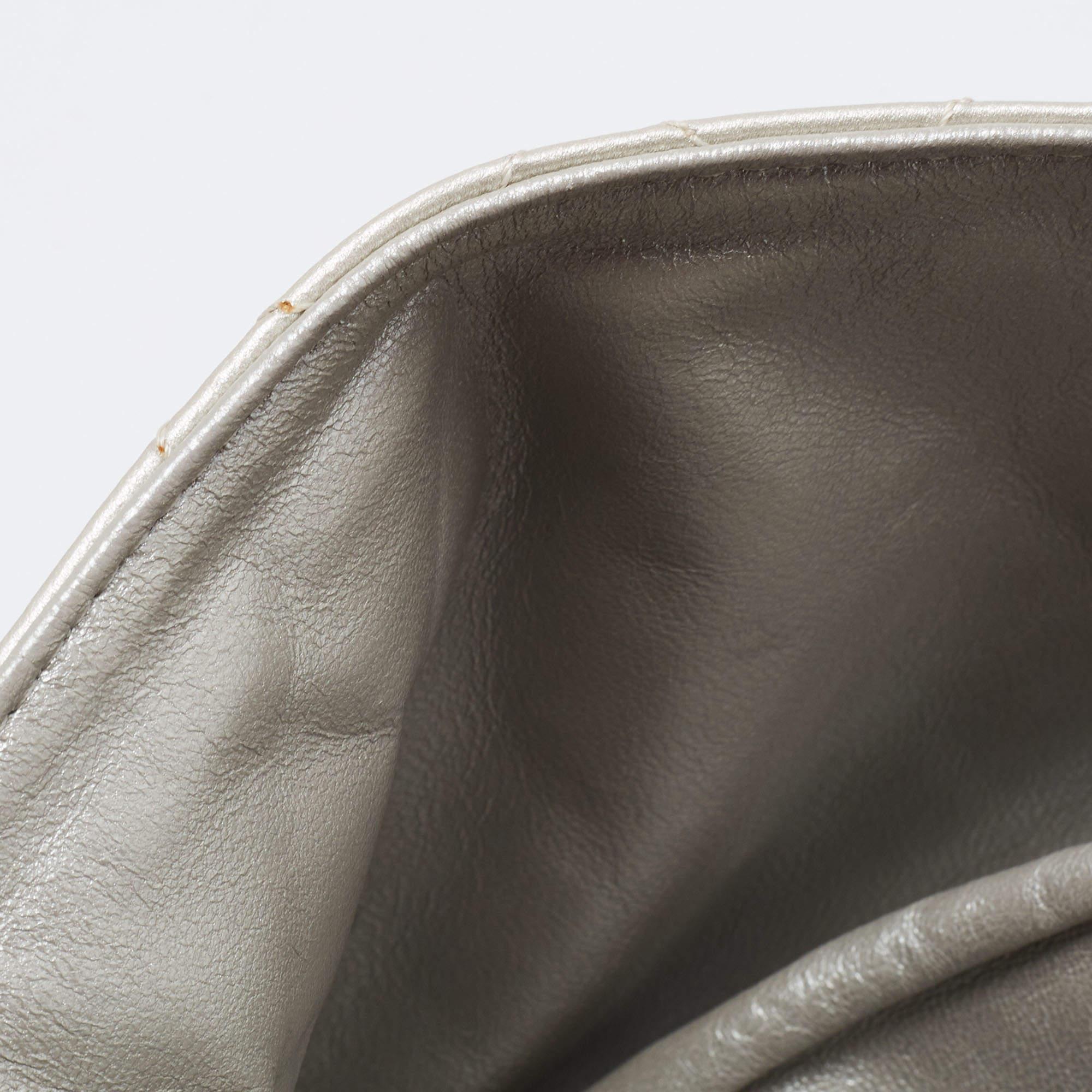 Chanel Gris Metalizado Piel Acolchada Maxi Bolso Clásico Solapa Simple en venta 4