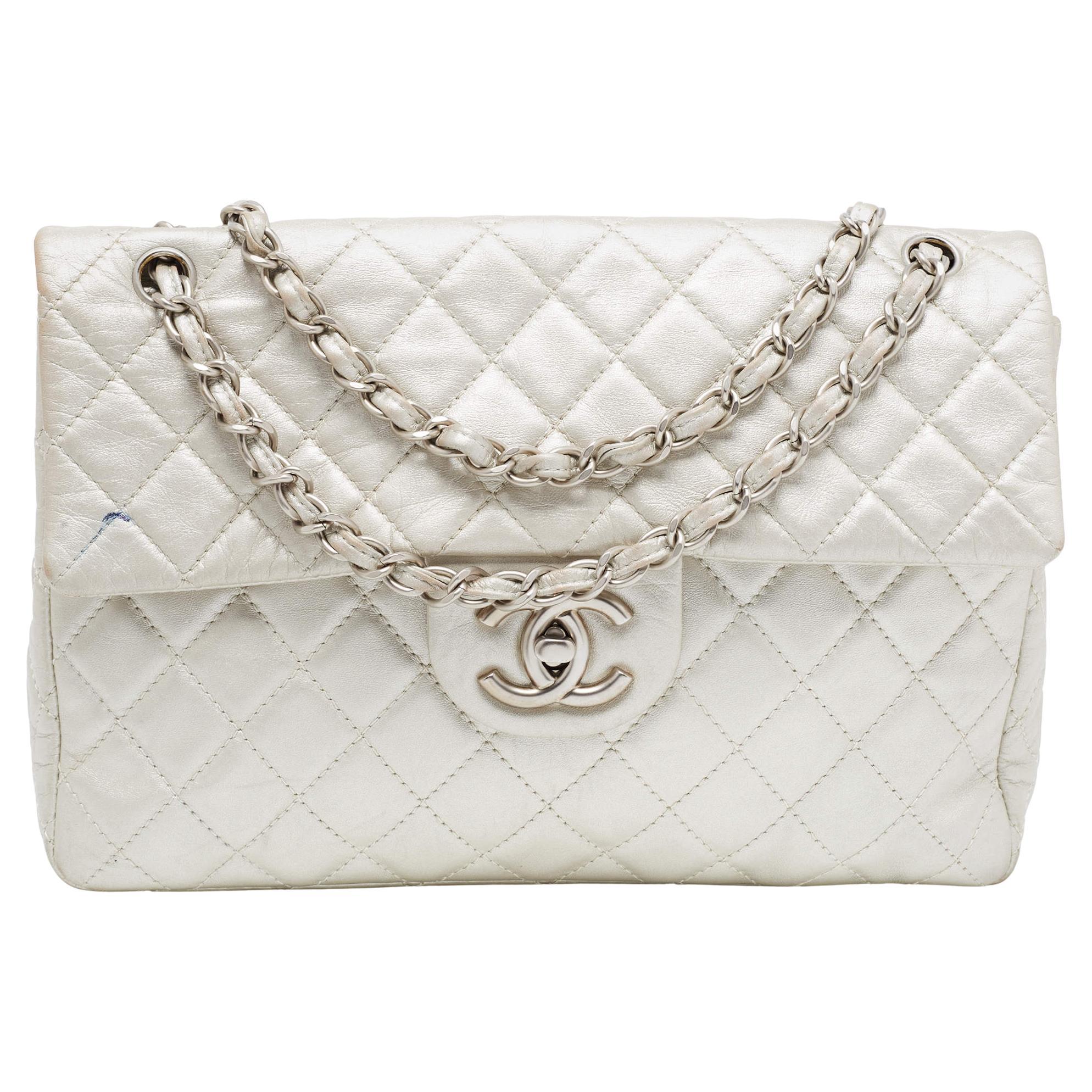 Chanel Metallic Graue Maxi Classic Single Flap Bag aus gestepptem Leder im Angebot