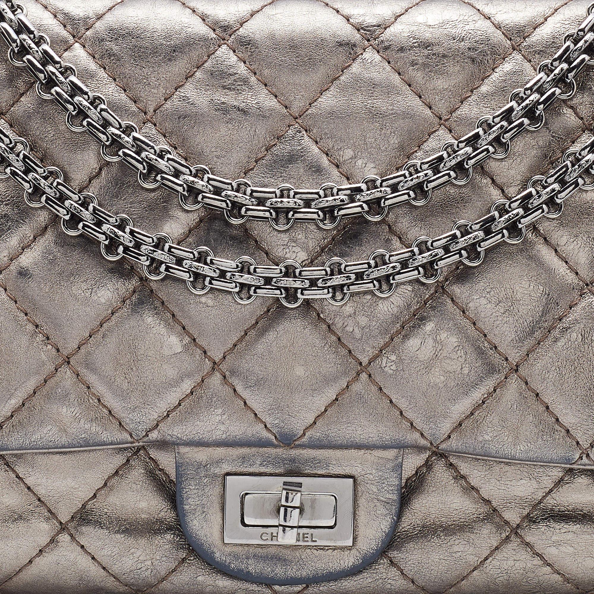 Chanel - Sac à rabat classique 226 en cuir matelassé gris métallisé, réédition 2.55 en vente 6