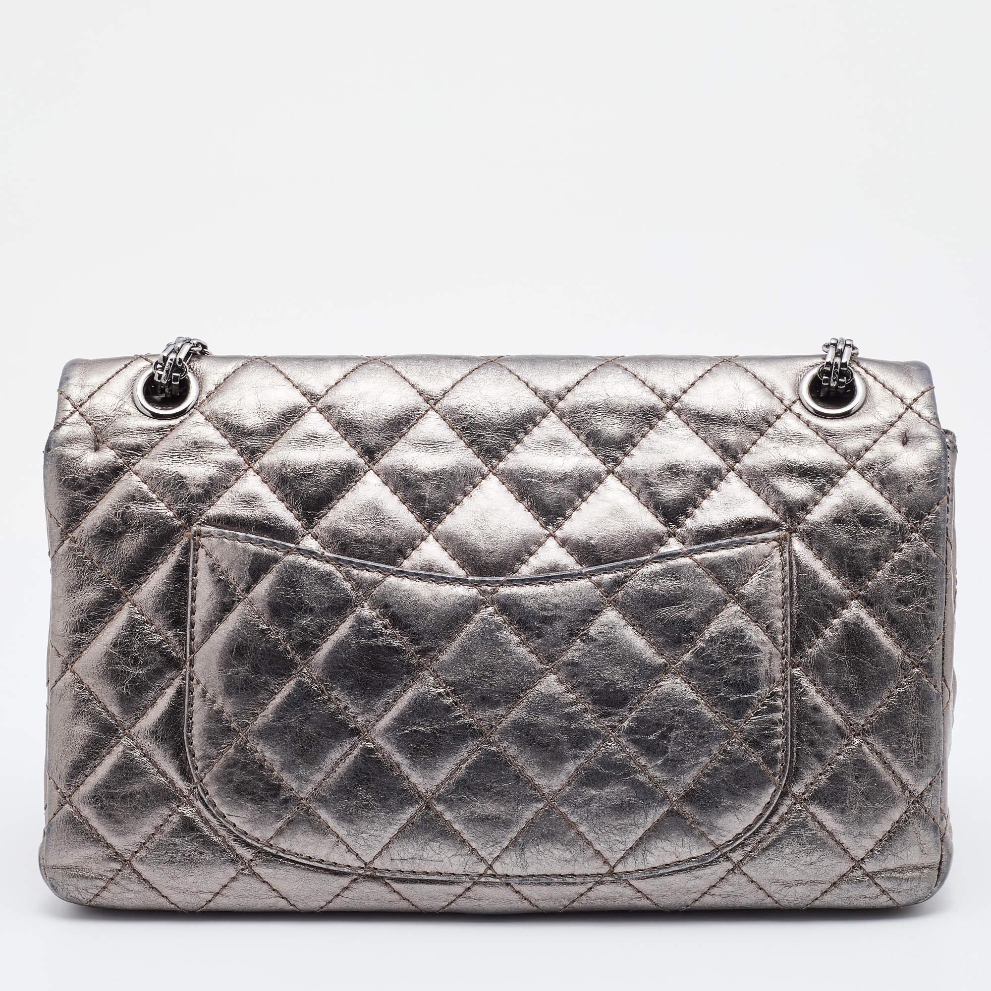 Chanel's Flap Bags are iconic and noteworthy in the history of fashion. Hence, this Reissue 2.55 Classic 226 is a buy that is worth every bit of your splurge. Exquisitely crafted from metallic grey leather, it bears the signature quilt pattern and