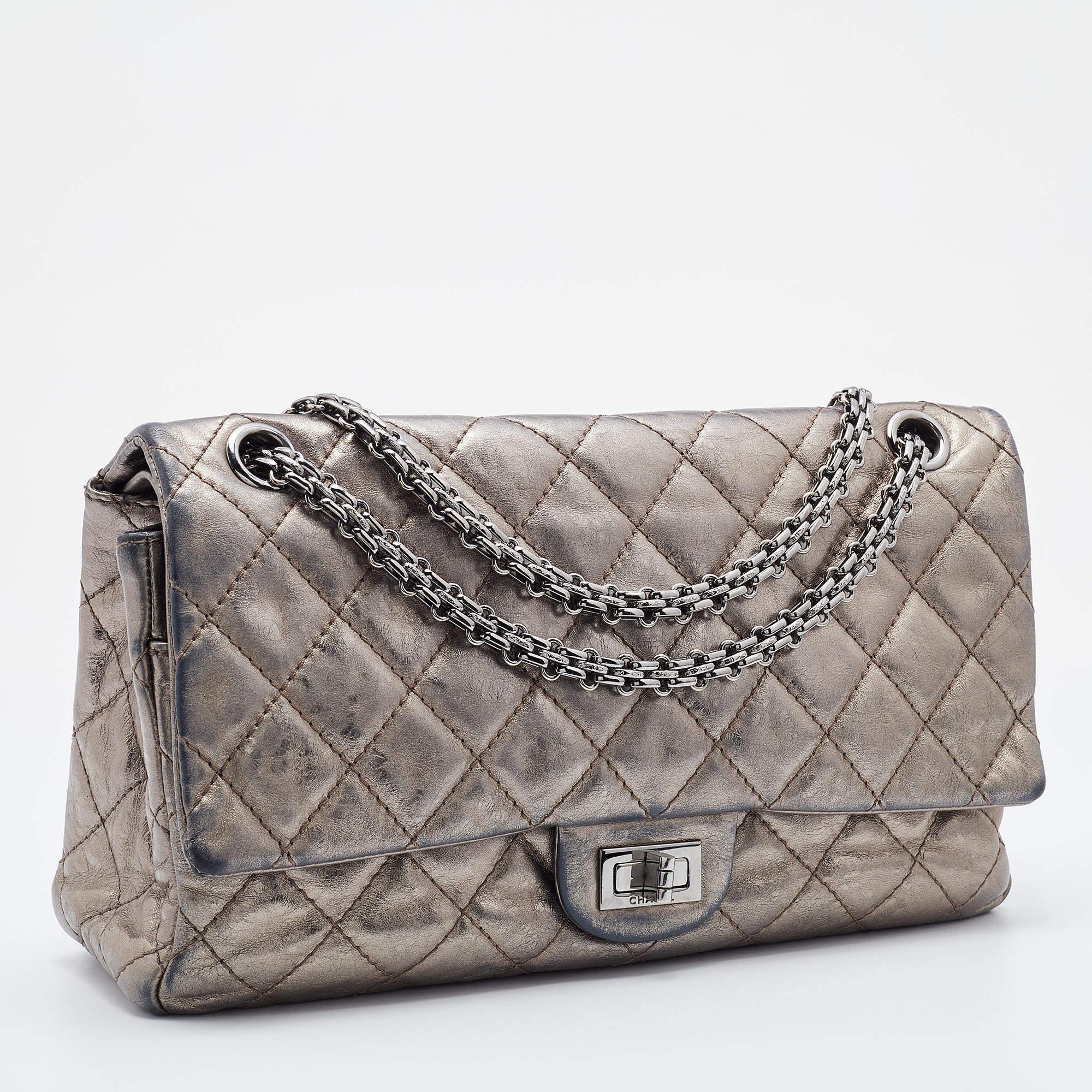 Chanel Metallic Grey Quilted Leather Reissue 2.55 Classic 226 Flap Bag In Fair Condition For Sale In Dubai, Al Qouz 2