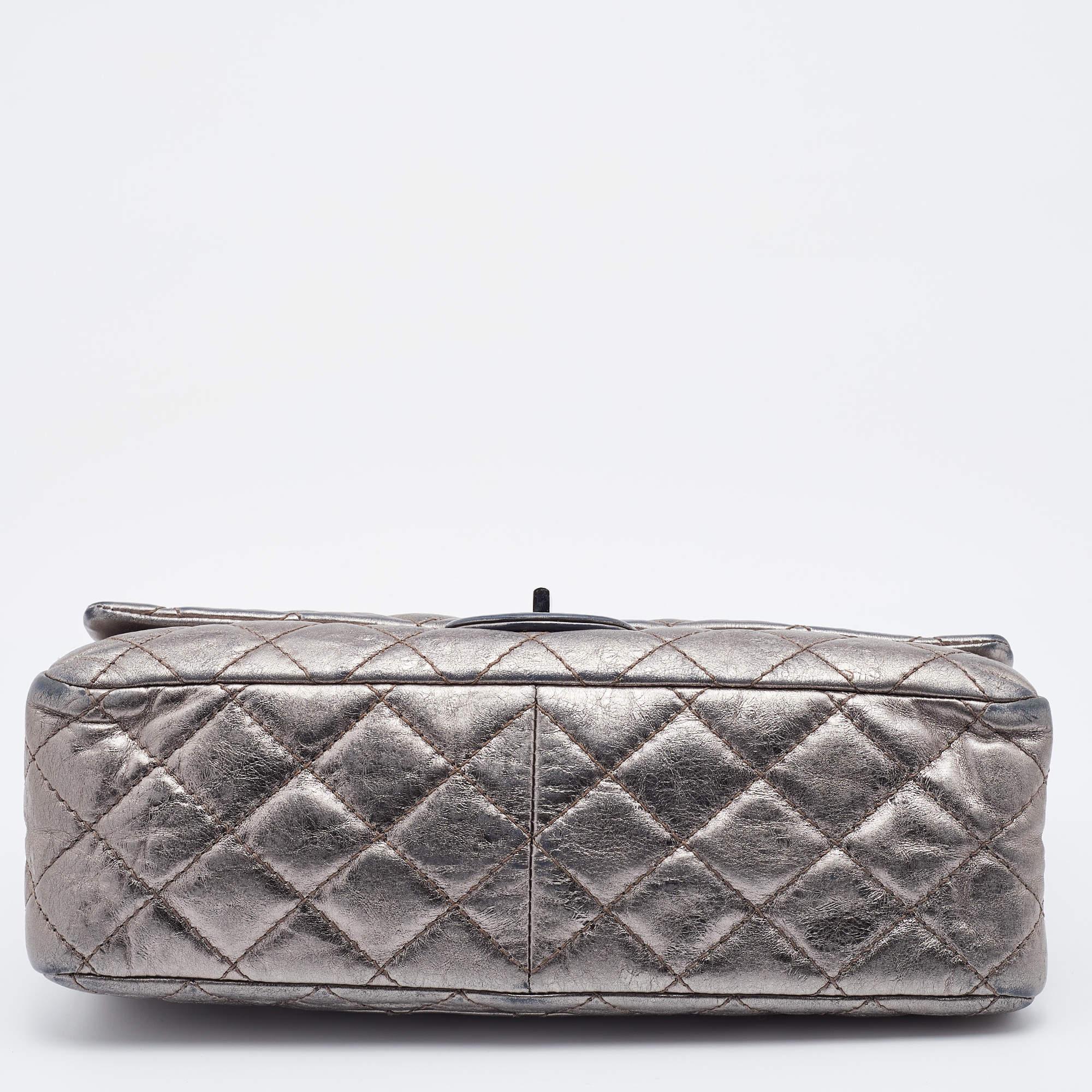 Chanel - Sac à rabat classique 226 en cuir matelassé gris métallisé, réédition 2.55 Pour femmes en vente