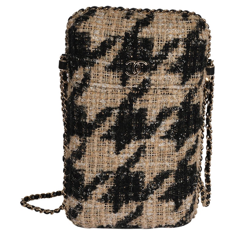 Porte- téléphone à bandoulière en tweed imprimé pied-de-poule métallisé  Chanel En vente sur 1stDibs