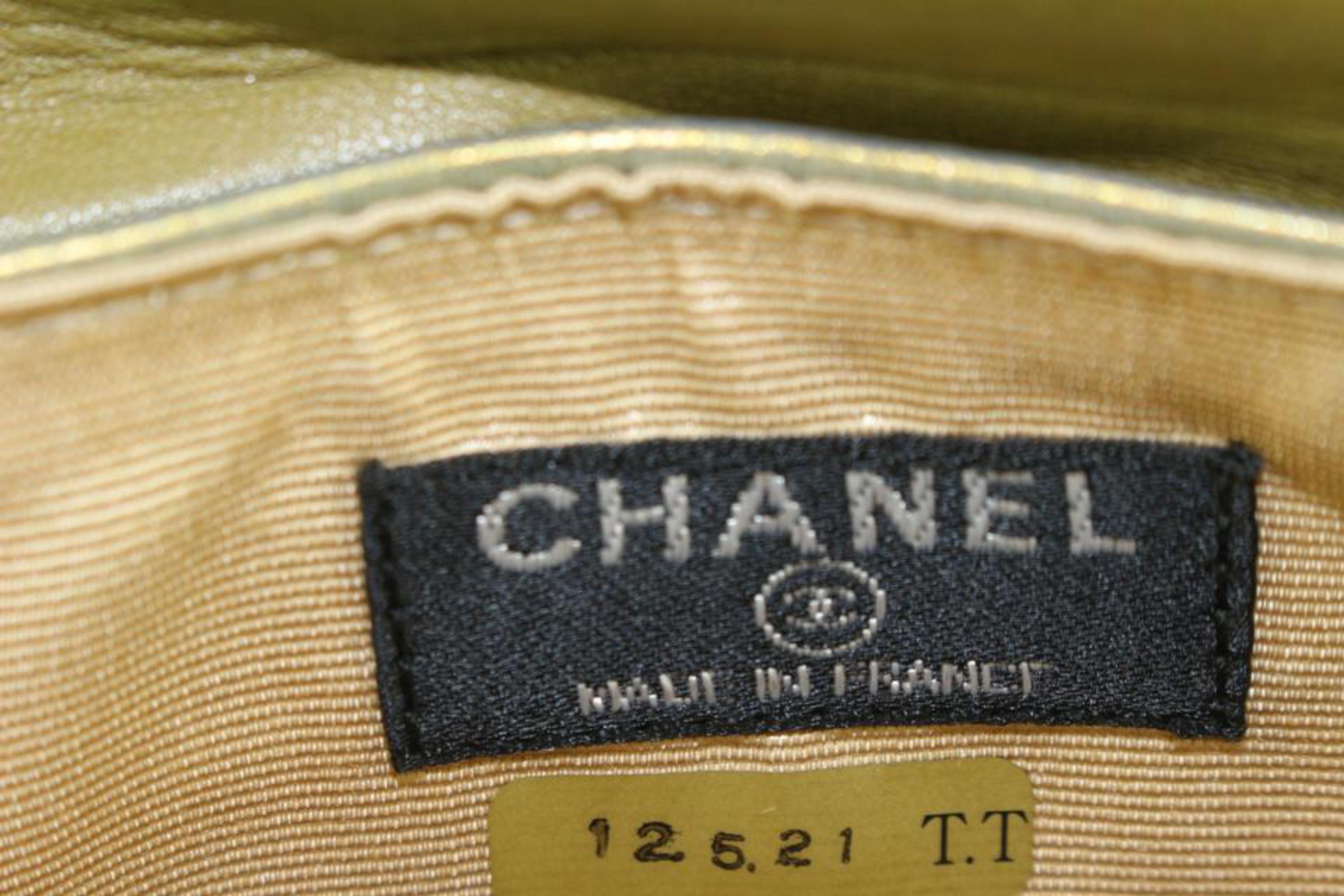 Chanel Metallic schillernde Schokolade Bar gesteppte Leder-Schulter 82cc826s im Angebot 3