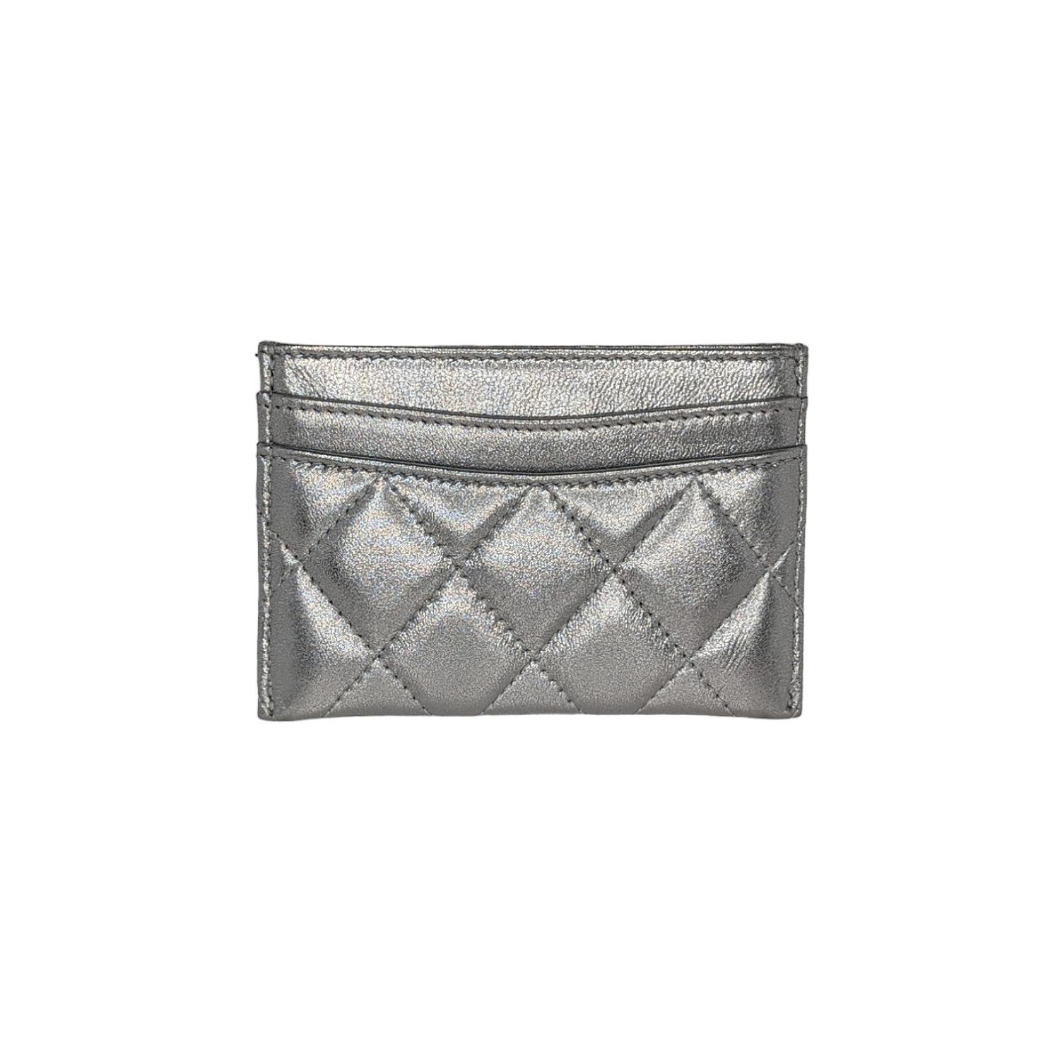 Chanel Metallic Lambskin Quilted CC Card Holder Silver In Excellent Condition For Sale In Scottsdale, AZ
