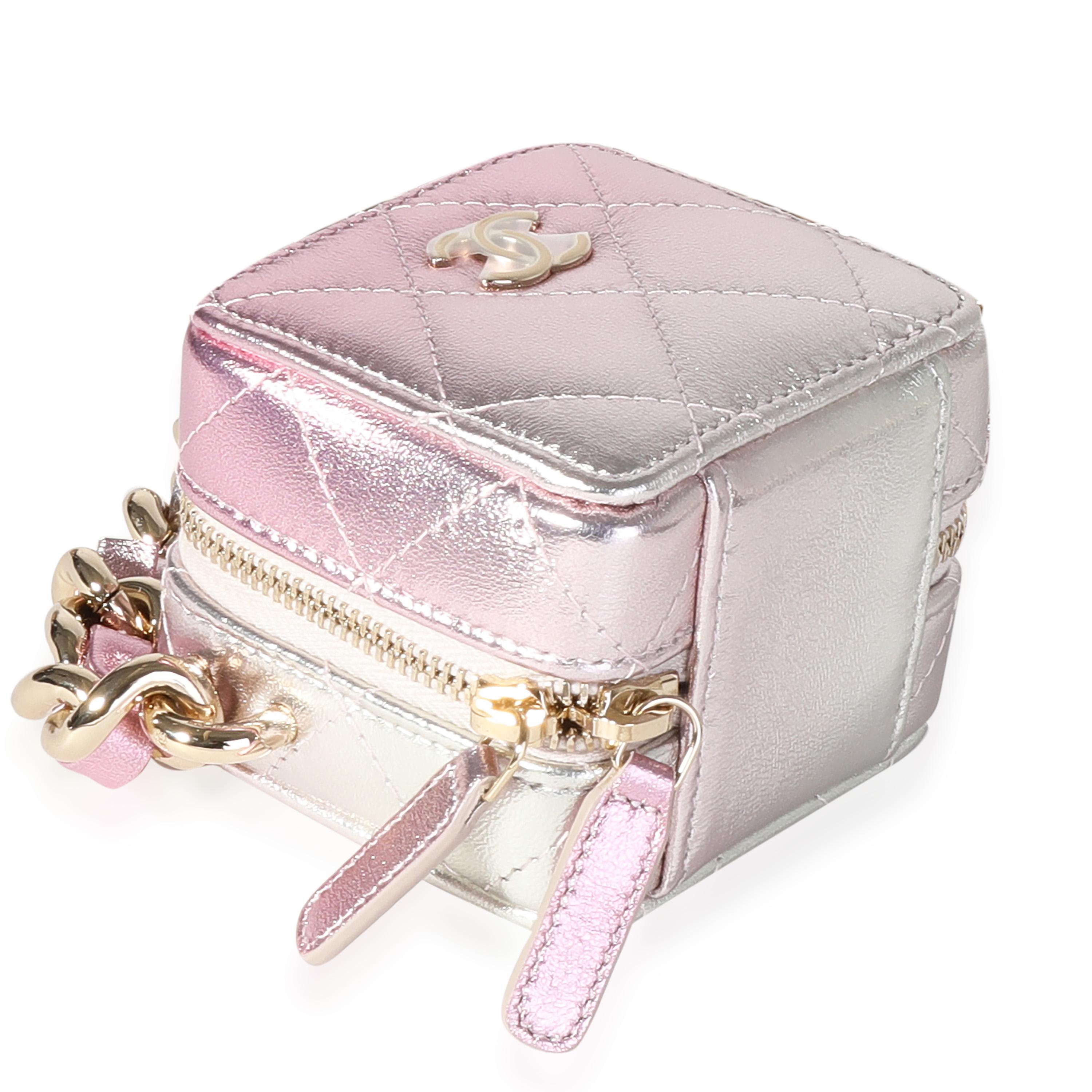 Titre du listing : Chanel Metallic Lambskin Quilted Coco Punk Cube Bag With Chain
SKU : 122116
Condit : Usagé 
Condition du sac à main : Excellent
Commentaires sur l'état : Excellent état. Un peu de plastique au niveau de la quincaillerie. Légères