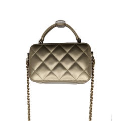 Chanel Vanity Case en cuir d'agneau métallisé matelassé à poignée supérieure doré