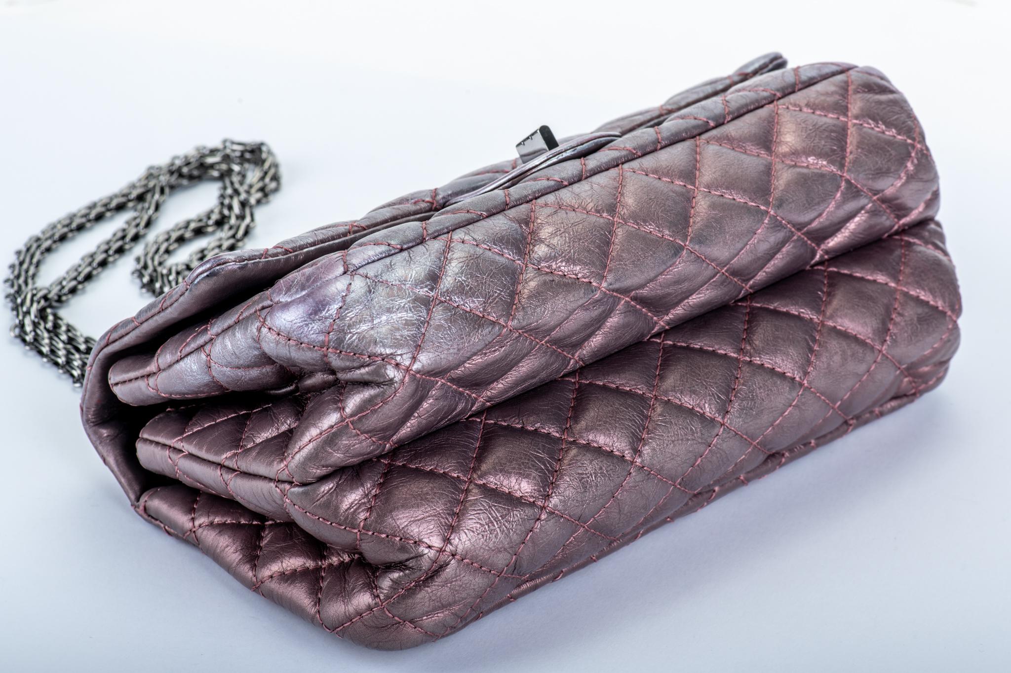 Gris Chanel sac à rabat lavande métallisée réédition en vente