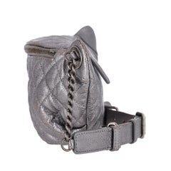 Chanel, taille/body banane en cuir métallisé avec fermeture éclair CC et points de diamants