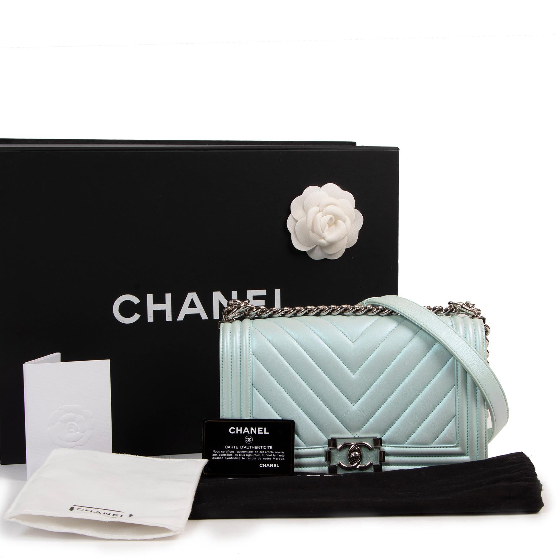 Good Condition 

Chanel Metallic Light Blue Lambskin Chevron Quilted Medium Boy Bag

We just love this limited Boy bag from the pre-summer 2018 collection which is know for its pastel and ice cream-colored hues.
Every season the Boy gets an update.