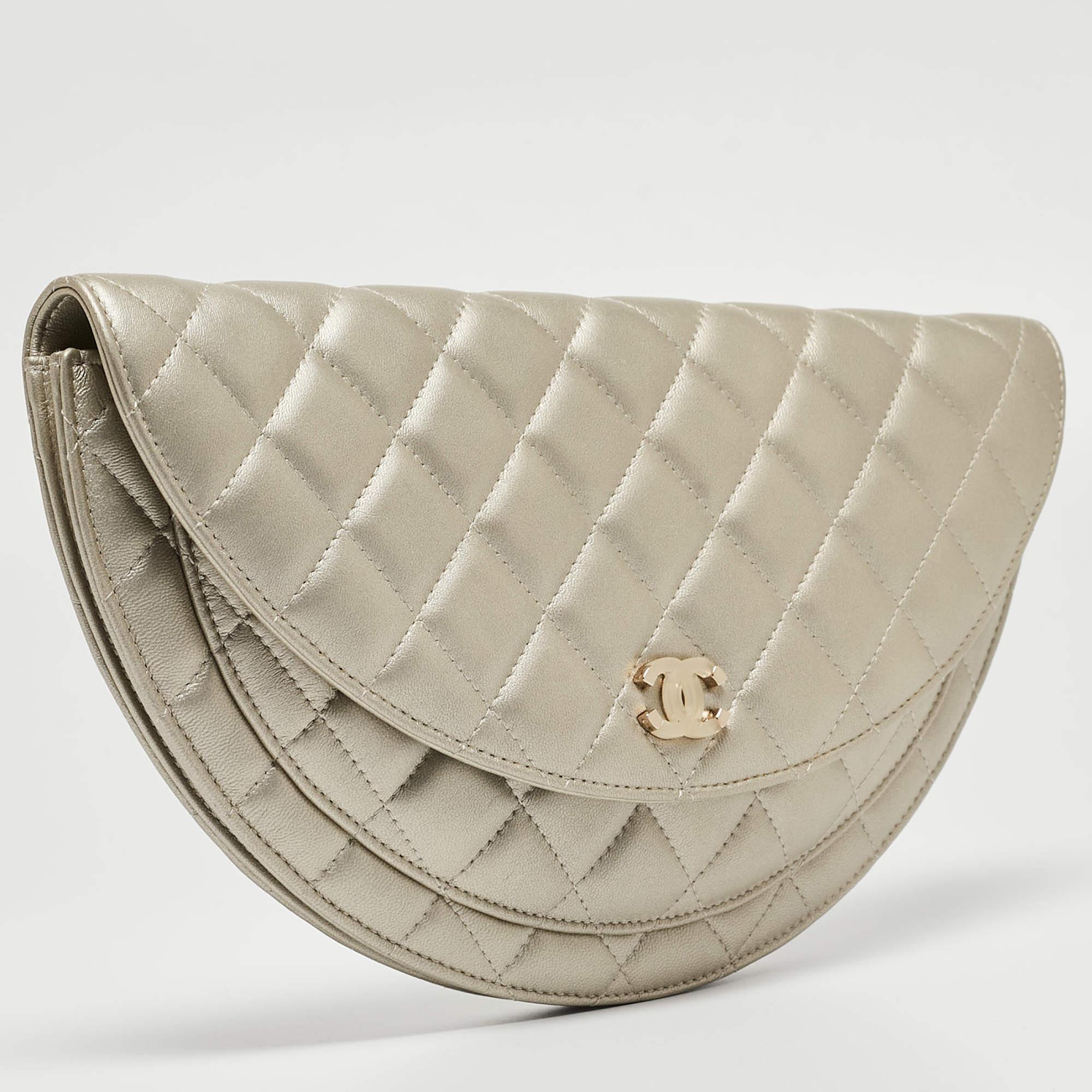 Elevate your evening attire with our Chanel clutch for women. Crafted with exquisite detail, it combines luxurious materials, a timeless design, and a touch of glamour, making it the perfect statement accessory.


Includes

Original Dustbag,