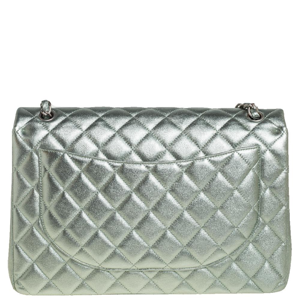 We are in utter awe of this flap bag from Chanel as it is appealing in a surreal way. Exquisitely crafted from leather in their quilt design, it bears their signature label on the leather interior and the iconic CC turn-lock on the flap. The piece