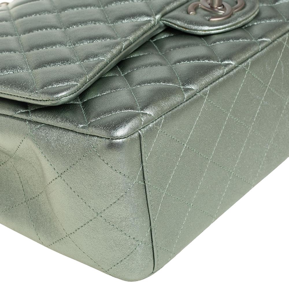 Chanel Metallic Mint Green Quilted Leather Maxi Classic Double Flap Bag In Good Condition In Dubai, Al Qouz 2