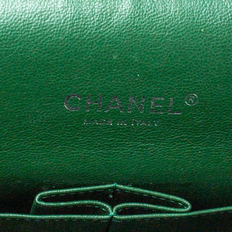 Chanel Metallic Olive Green Quilted Patent Leather Maxi Classic Double Flap Bag In Good Condition In Dubai, Al Qouz 2
