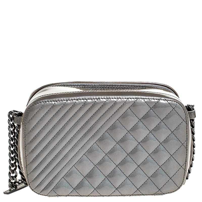 Chanel bags are coveted around the world for their timeless design. This camera case bag is no different. Crafted in Italy, it is made of quality patent leather and comes in a classic shade of metallic grey. It carries a quilted pattern and has a