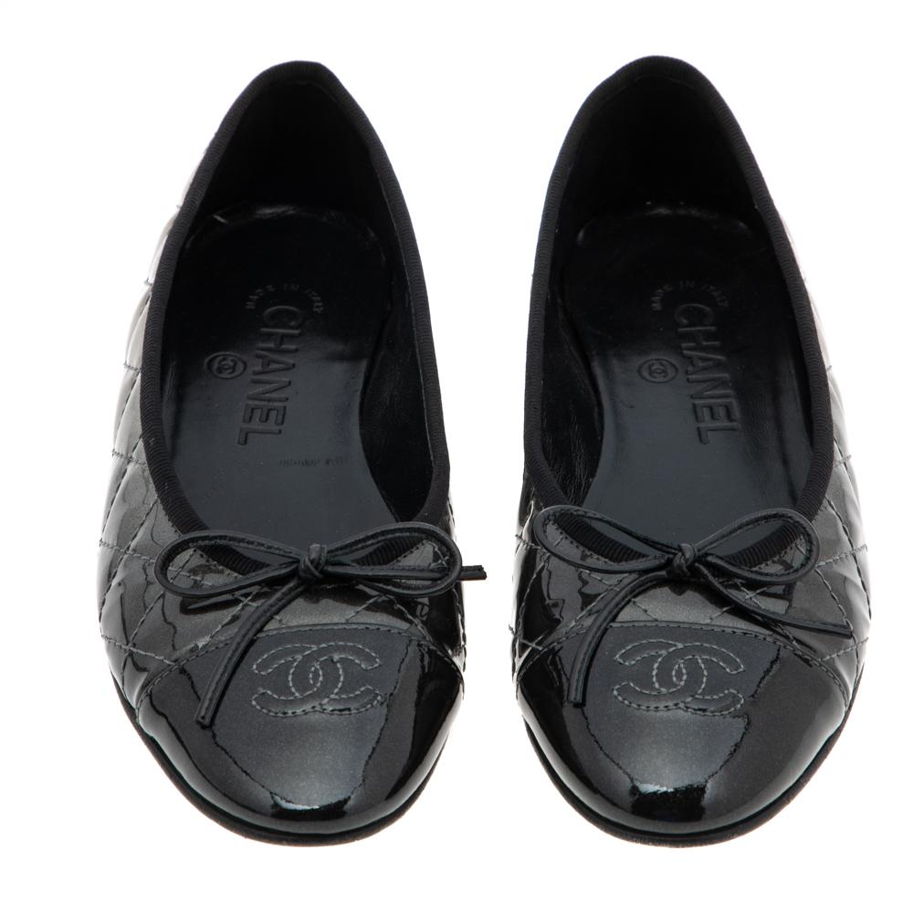 A common sight in the closets of fashionistas is a pair of Chanel ballet flats. They are perfect to wear on busy days and just stylish enough to assist one's style. These are crafted from quilted patent leather and feature little bows and the CC