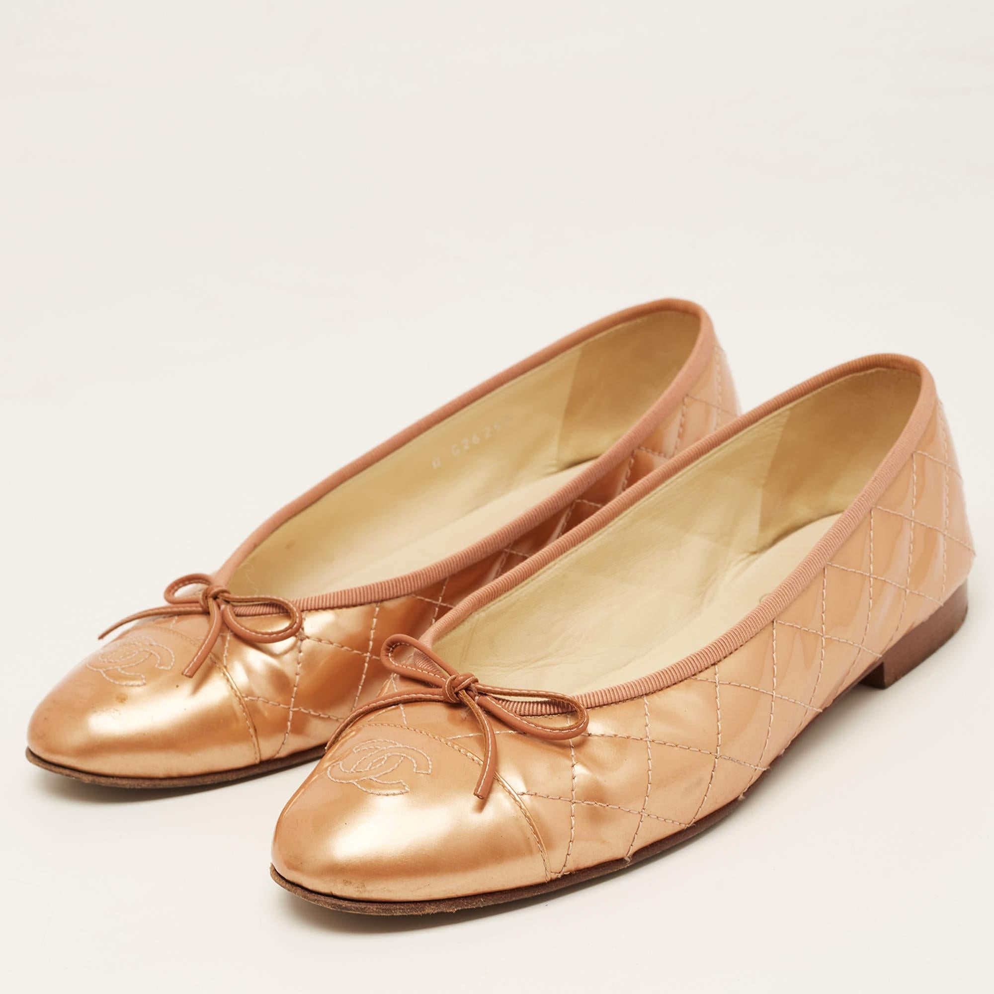 Complete your look by adding these Chanel ballet flats to your lovely wardrobe. They are crafted skilfully to grant the perfect fit and style.

