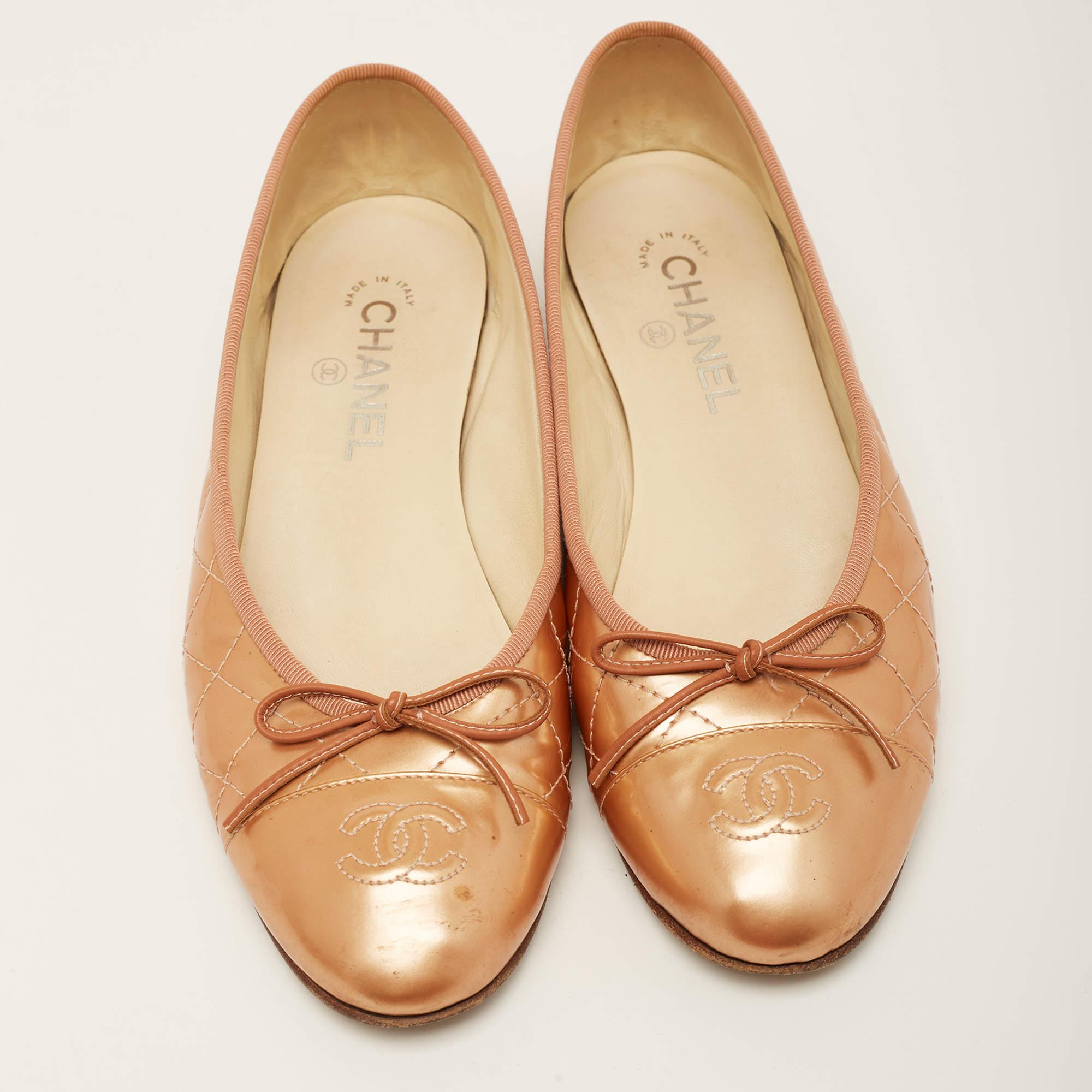 Chanel Metallic Orange Quilted Patent Leather CC Bow Ballet Flats Size 40 In Good Condition In Dubai, Al Qouz 2
