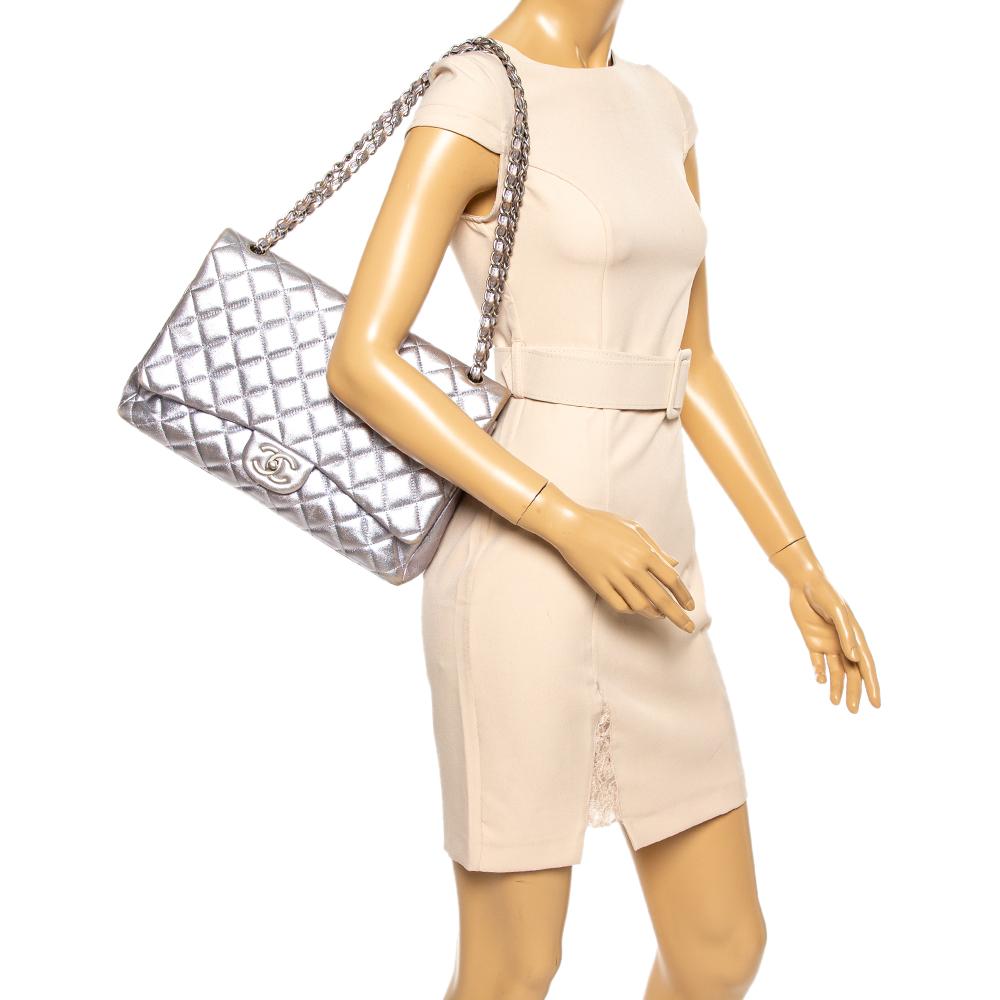 We are in utter awe of this bag from Chanel as it is appealing in a surreal way. Exquisitely crafted from quilted leather in a metallic pale purple hue, it bears their signature CC turn-lock on the flap. The piece has silver-tone hardware and a