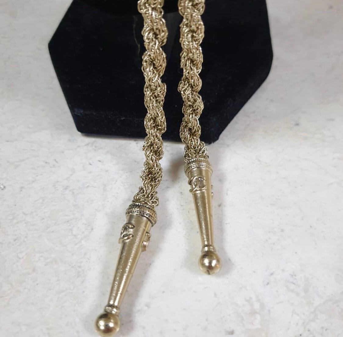 From the 2014 Pre-Fall Chanel collection this Metier D'Art Paris Dallas Necklace features a rope necklace with different badges attached and the classic CC.

Condition is like new.

No original packaging.