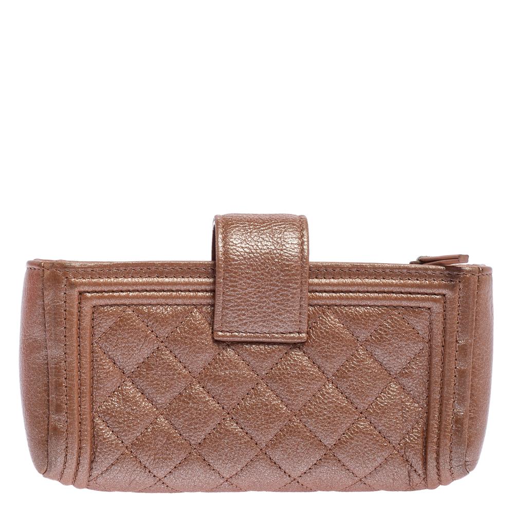Every Chanel creation deserves to be etched with honor in the history of fashion as it carries irreplaceable style. Like this stunner of a Boy phone pouch that has been exquisitely crafted from quilted leather. It does not only bring a metallic
