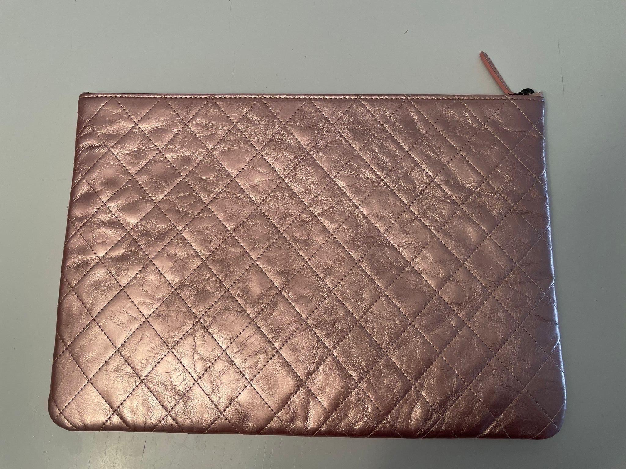 Chanel clutch bag.
Metallic pink color. 
Zip closure. Silver Chanel logo. 
Measurements: 
35cmX24 cm.
Conditions: excellent. As good as new.
It comes with original card and dust bag