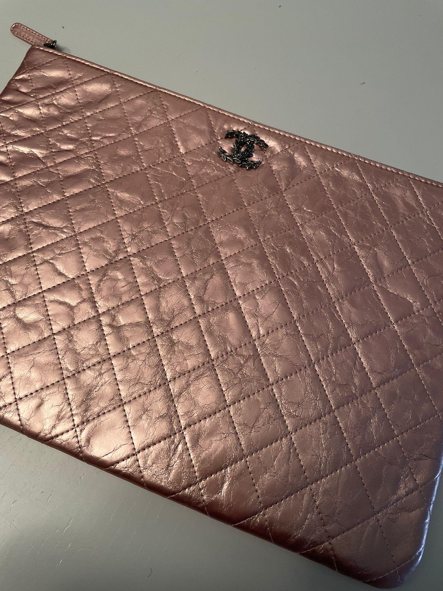 Chanel metallic pink clutch bag In Excellent Condition In Carnate, IT