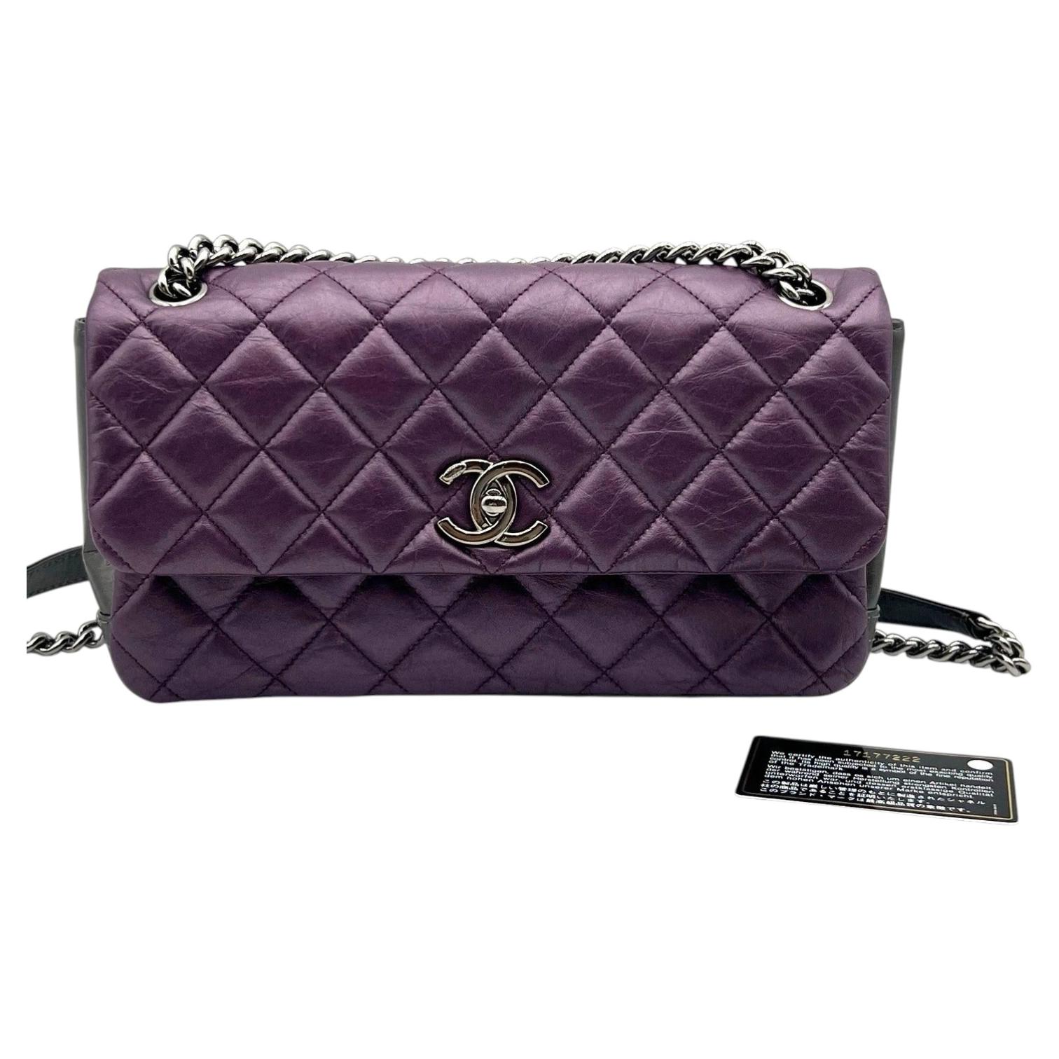 Bolso de mujer CHANEL bicolor con solapa, de piel de becerro envejecida, acolchado y en color morado metalizado
