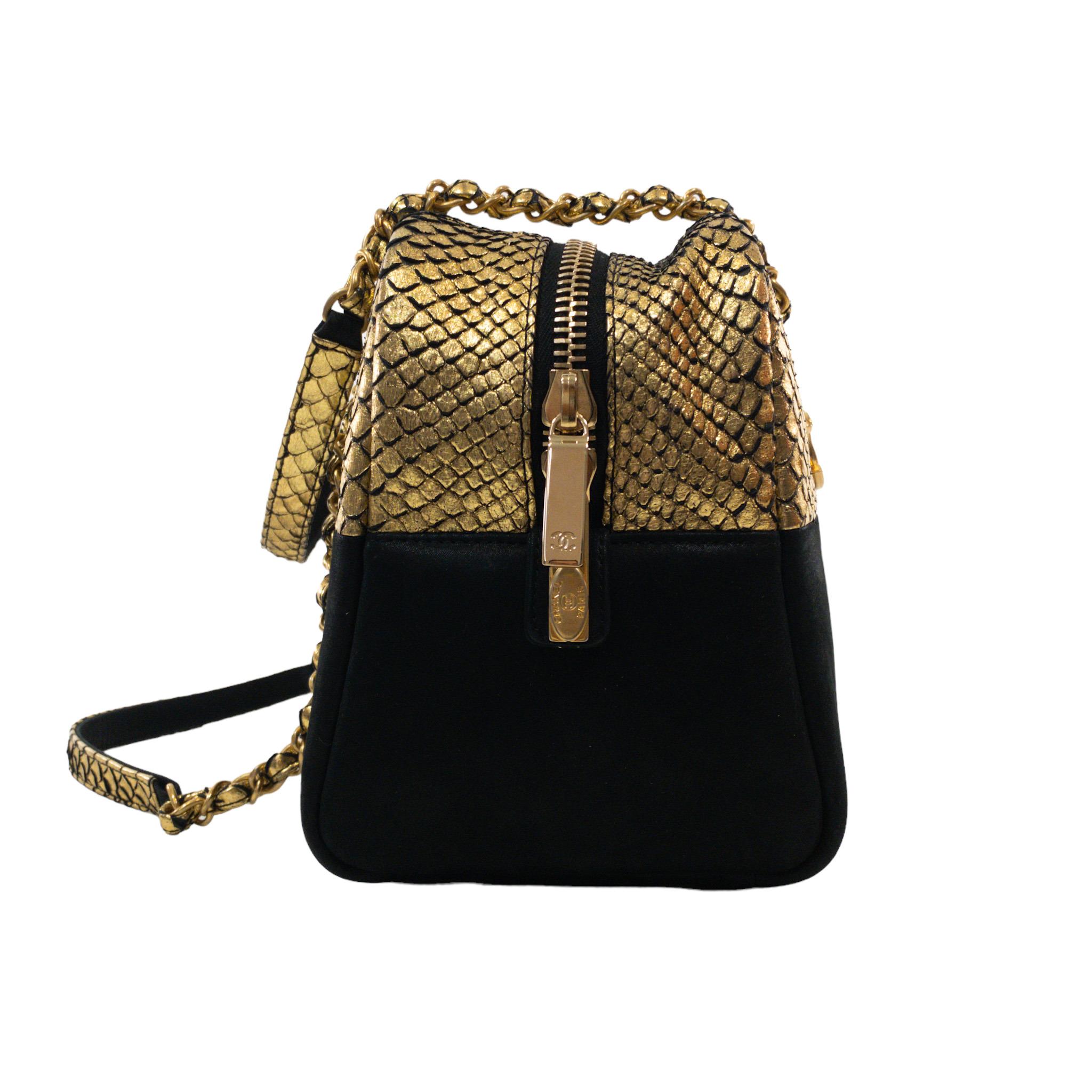 Chanel Metallic Python Bowler-Tasche aus Wildleder (Schwarz) im Angebot