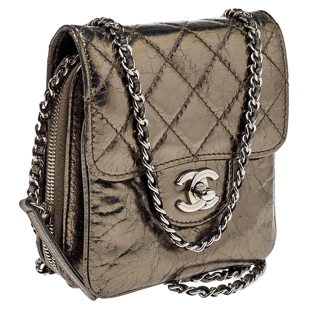 Chanel Metallic gesteppt gealtertes Leder Muscheln Brieftasche auf Kette im Zustand „Gut“ in Dubai, Al Qouz 2