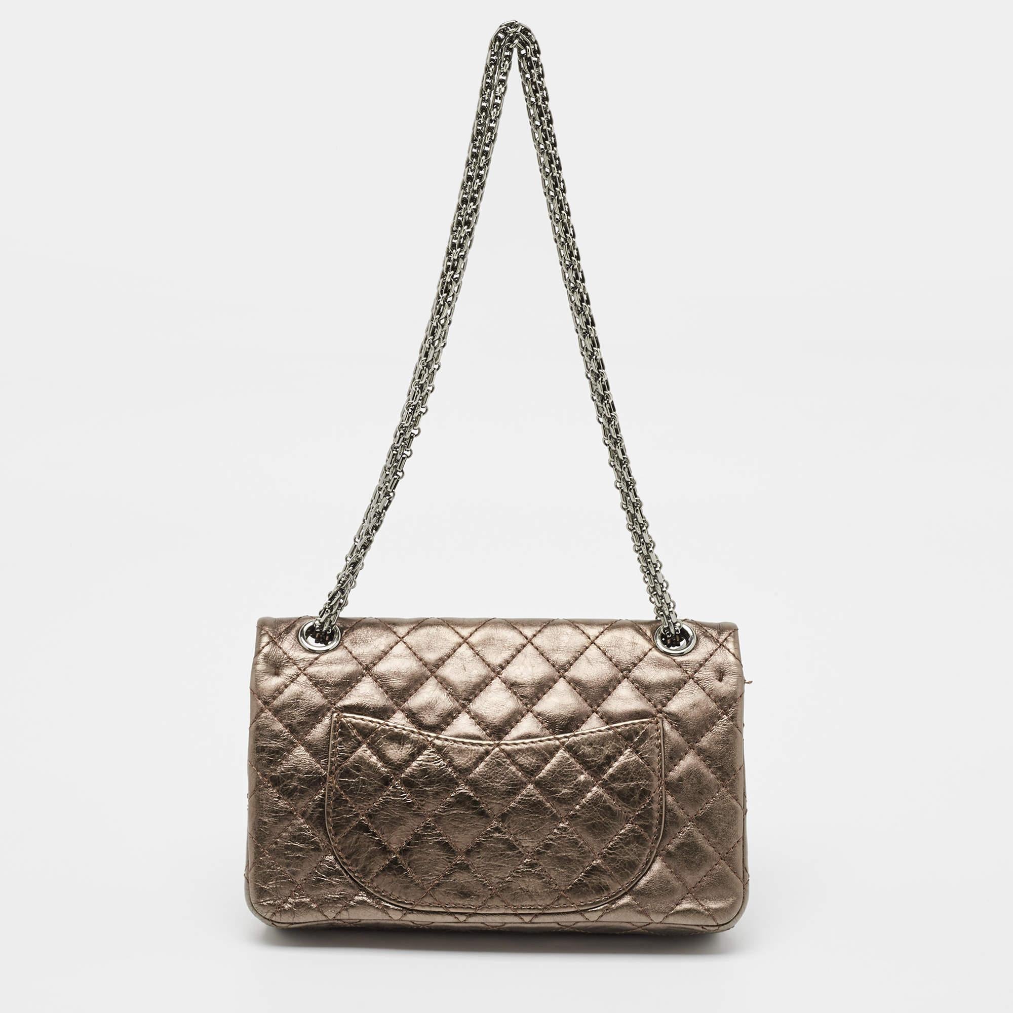 Chanel Metallic Quilted Aged Leather Reissue 2.55 Classic 225 Flap Bag In Good Condition For Sale In Dubai, Al Qouz 2