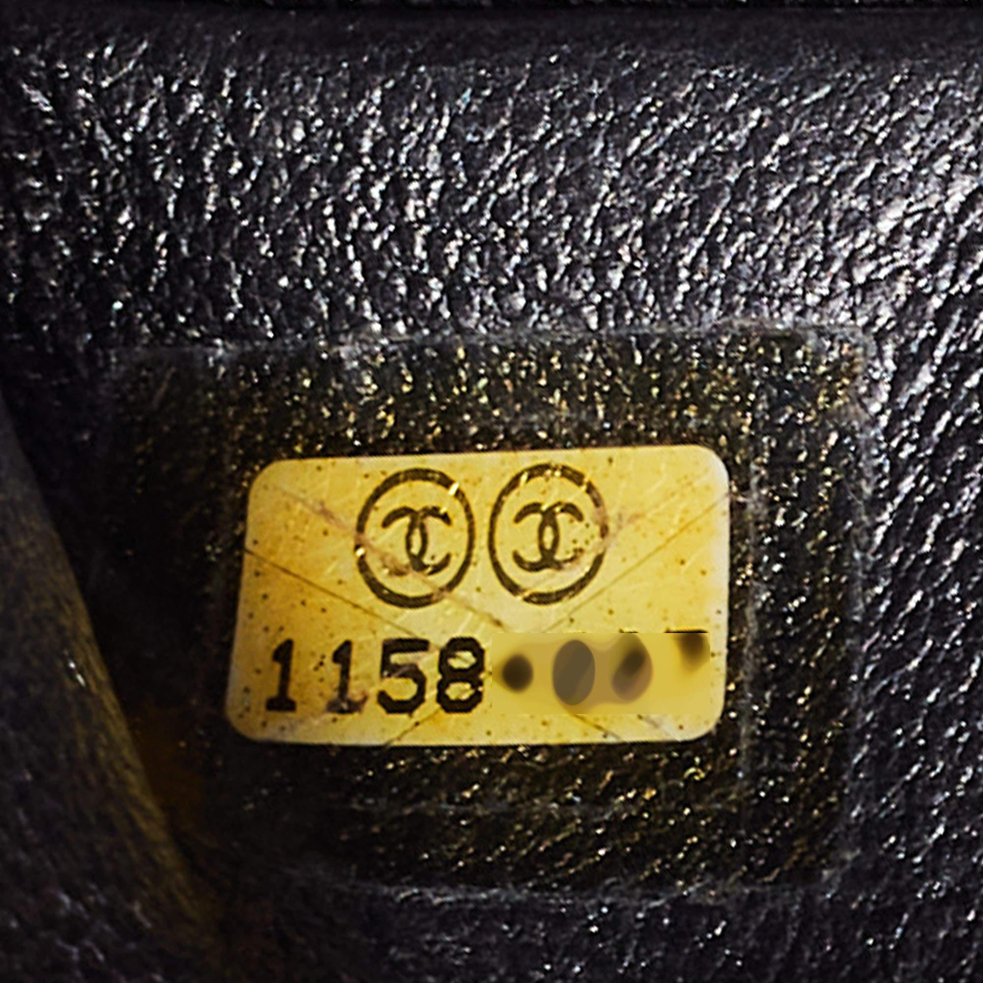 Chanel Metallic Quilted Aged Leather Reissue 2.55 Classic 226 Klappentasche im Zustand „Gut“ im Angebot in Dubai, Al Qouz 2