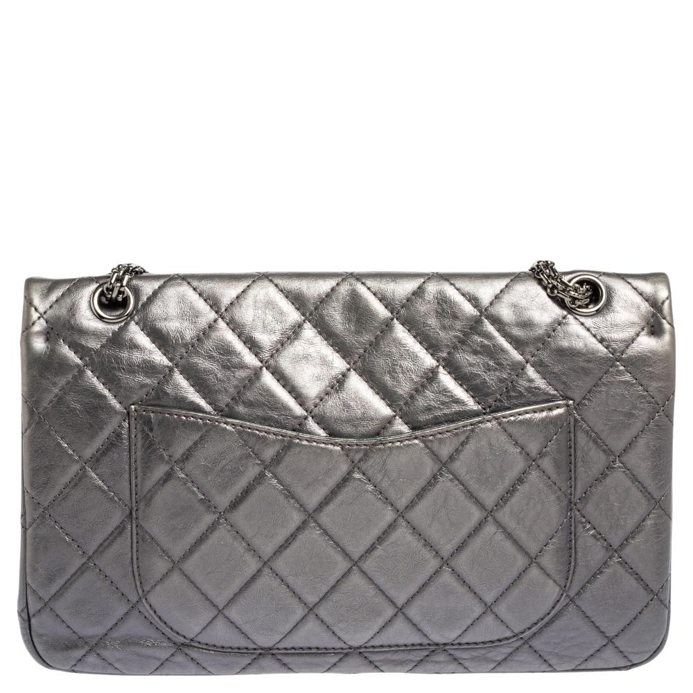 This Chanel Reissue 2.55 Classic 227 is a buy you will love. Exquisitely crafted from aged leather, it bears the signature quilt and the iconic Mademoiselle lock on the flap. The piece has gunmetal-tone hardware, a slip pocket at the back, and a
