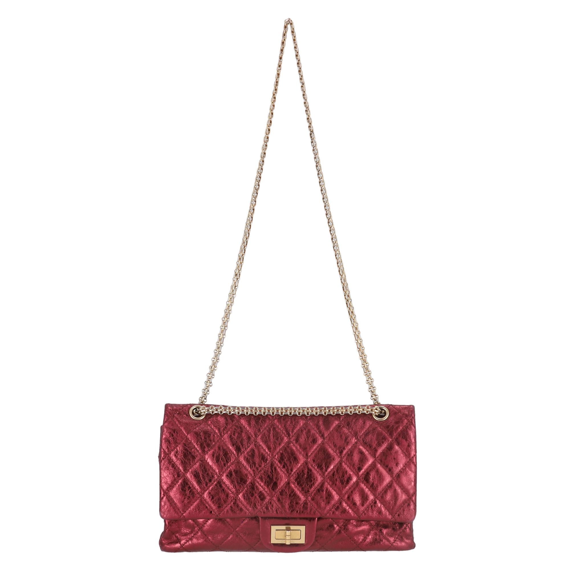 Chanel - Sac à rabat 2.55 Reissue 227 en cuir de veau matelassé métallisé

Chanel 2.55 Reissue 227 en cuir de veau vieilli matelassé rouge métallisé, rehaussé de brides à maillons dorés et de la fermeture à verrou tournant signée