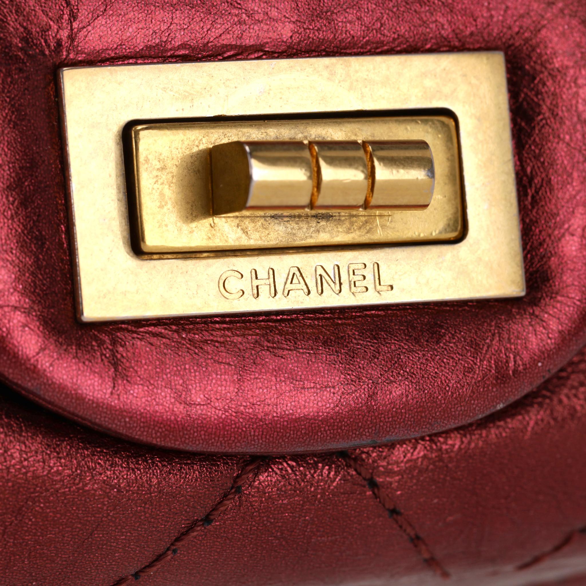 Chanel - Sac à rabat 2.55 Reissue 227 en cuir de veau matelassé métallisé en vente 1