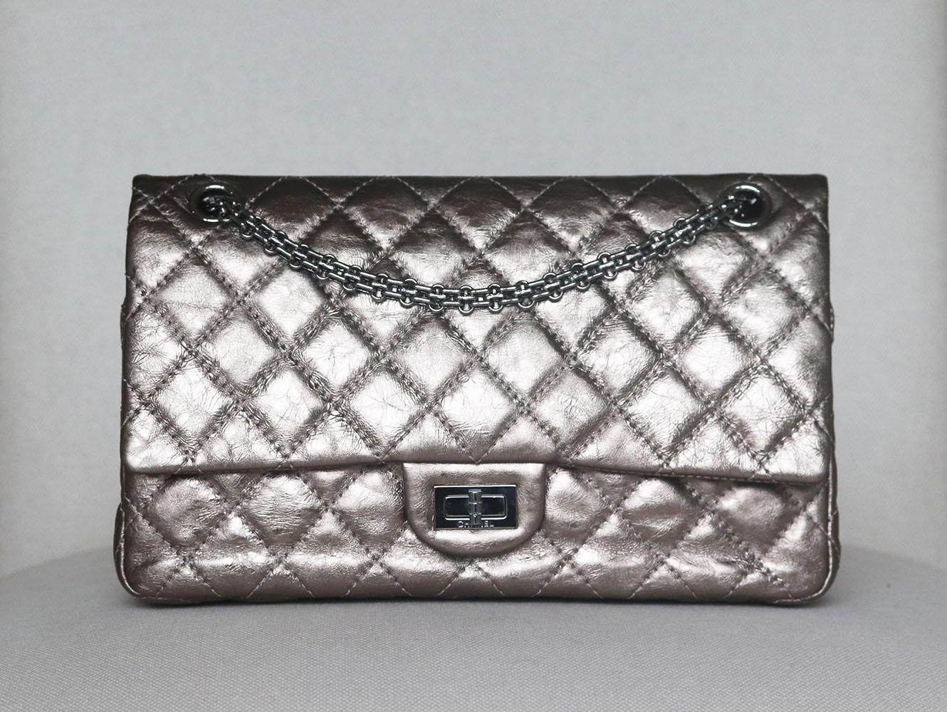 Die Chanel Metallic Quilted Calfskin 2.55 Reissue Double Flap Bag wurde von geschickten Handwerkern in der Werkstatt des Labels von Hand gefertigt. Sie verfügt über ein metallisches, gestepptes Kalbsleder, das mit einem silberfarbenen Kettenriemen