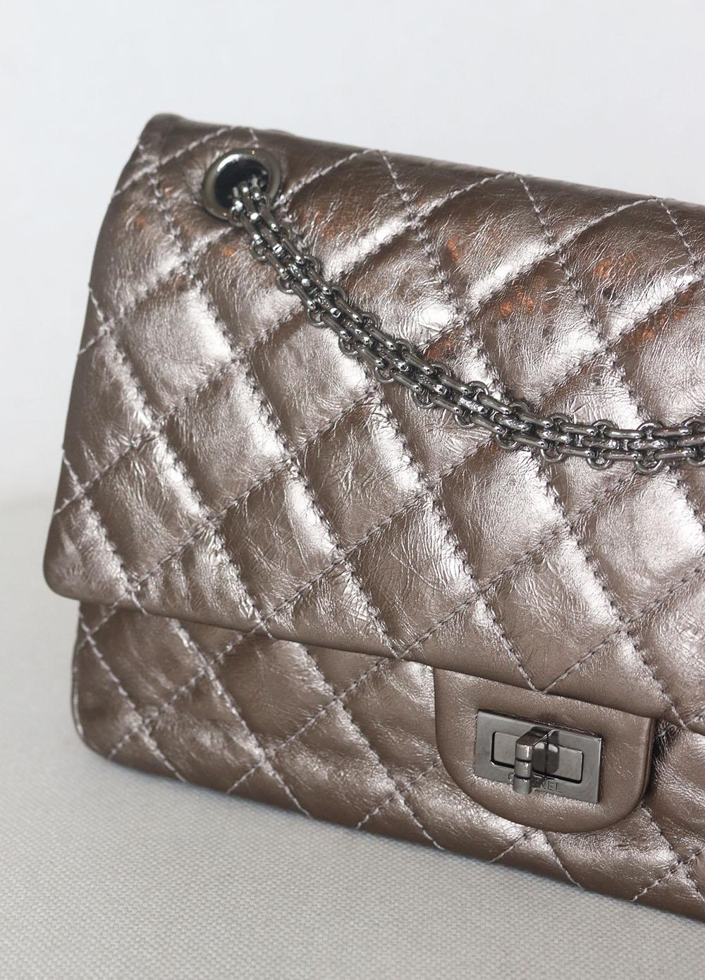 Chanel Metallic gesteppte Kalbsleder 2.55 Reissue Tasche mit doppelter Klappe (Grau)