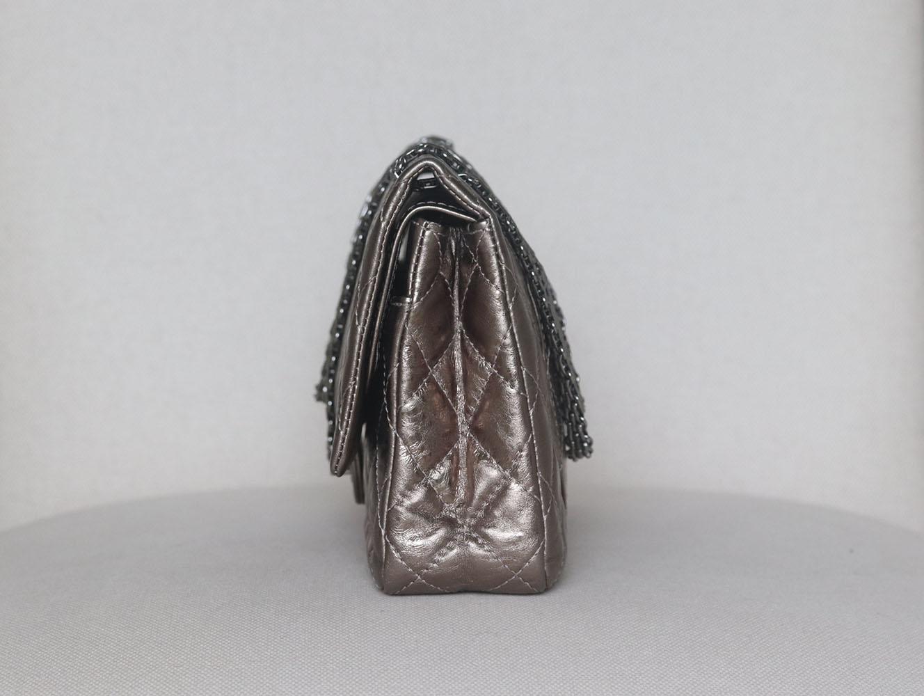 Chanel Metallic gesteppte Kalbsleder 2.55 Reissue Tasche mit doppelter Klappe im Zustand „Hervorragend“ in London, GB