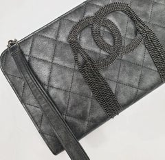 Chanel Metallic Clutch aus gestepptem Kalbsleder mit Kette CC Handgelenk