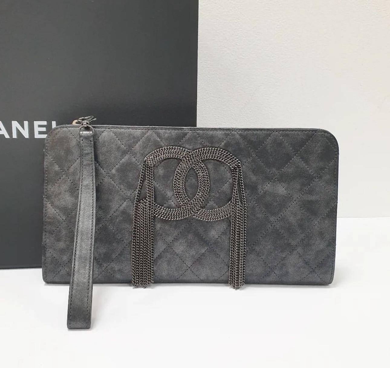 Chanel Metallic Quilted Calfskin Chain CC Wristlet Clutch In Good Condition For Sale In Krakow, PL