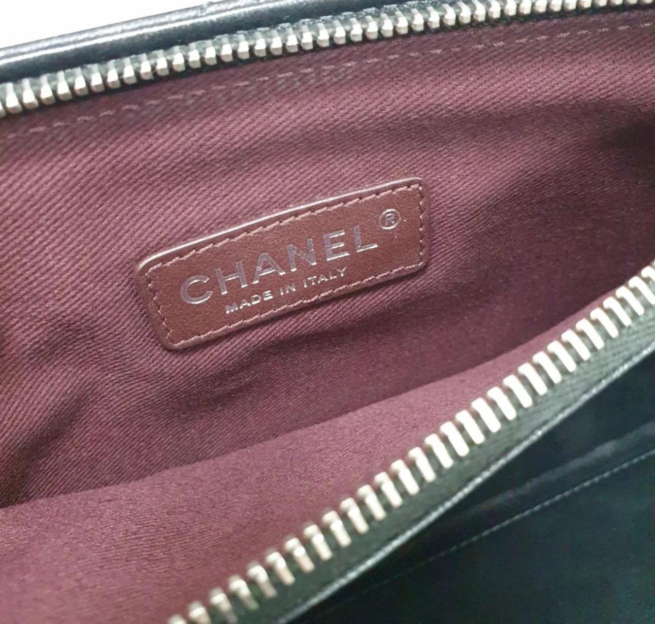 Chanel pochette porte-bracelet CC en cuir de veau matelassé métallisé en vente 1