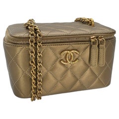 Petit Vanity Case Dynasty en cuir d'agneau matelassé métallisé de Chanel