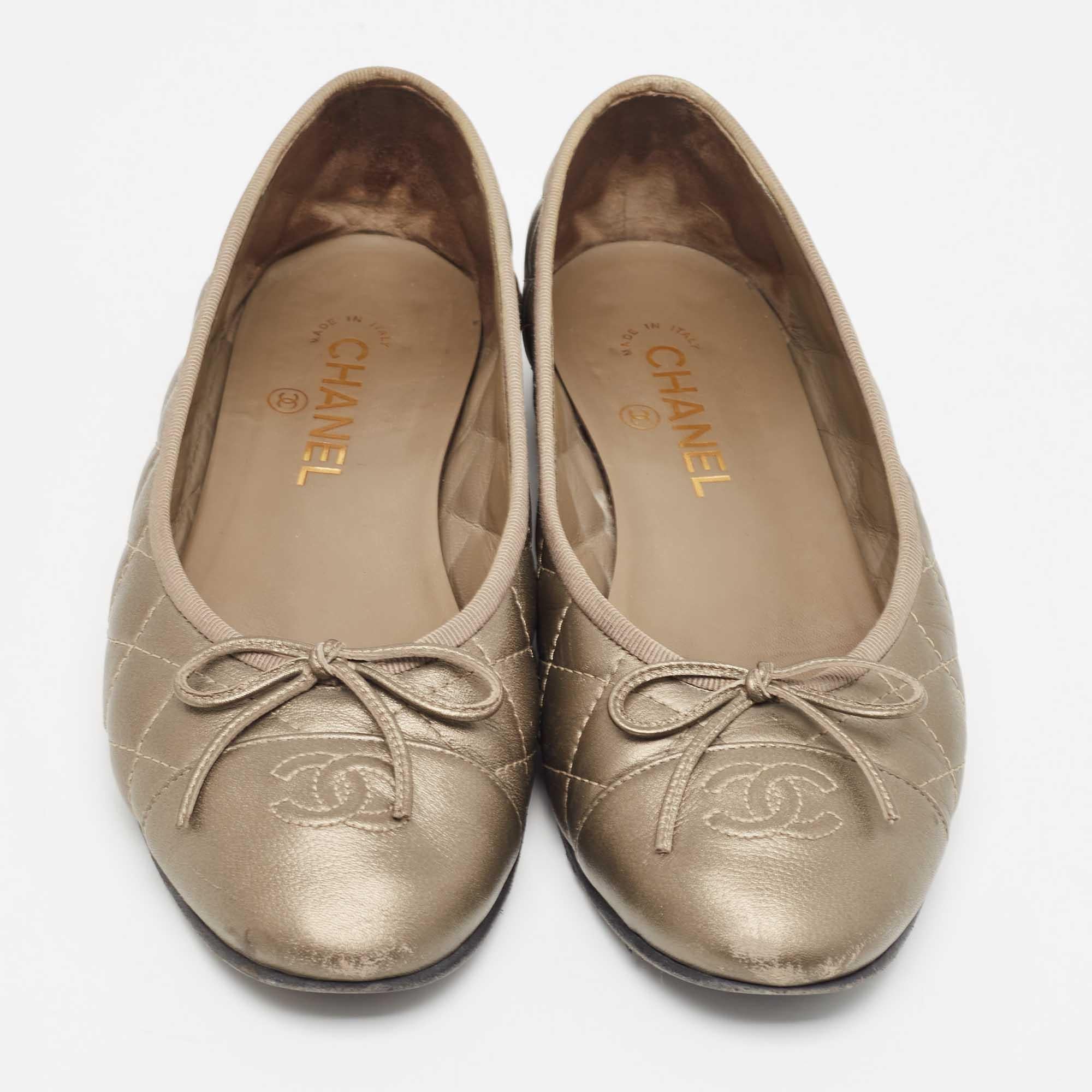 Defined by comfort and effortless style, no wardrobe is ever complete without a pair of chic ballet flats. This pair is lovely to look at and is equipped with elements like a comfortable insole and a durable sole.

Includes
Original Dustbag,