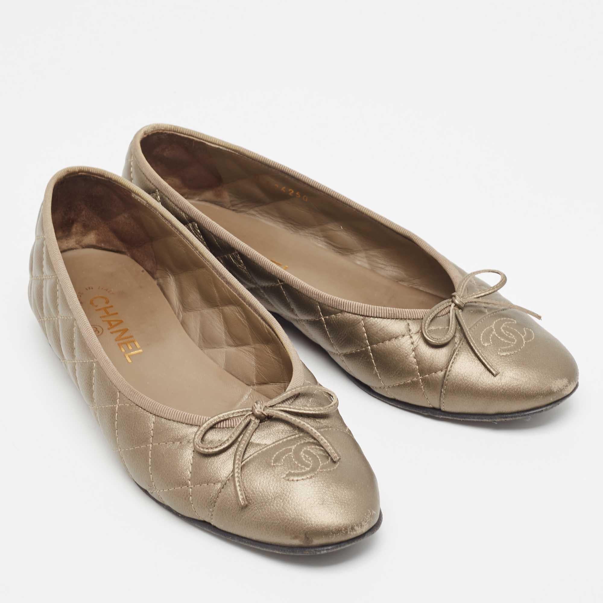 Chanel Metallic Quilted Leather Bow CC Cap Toe Ballet Flats Size 40 In Good Condition In Dubai, Al Qouz 2