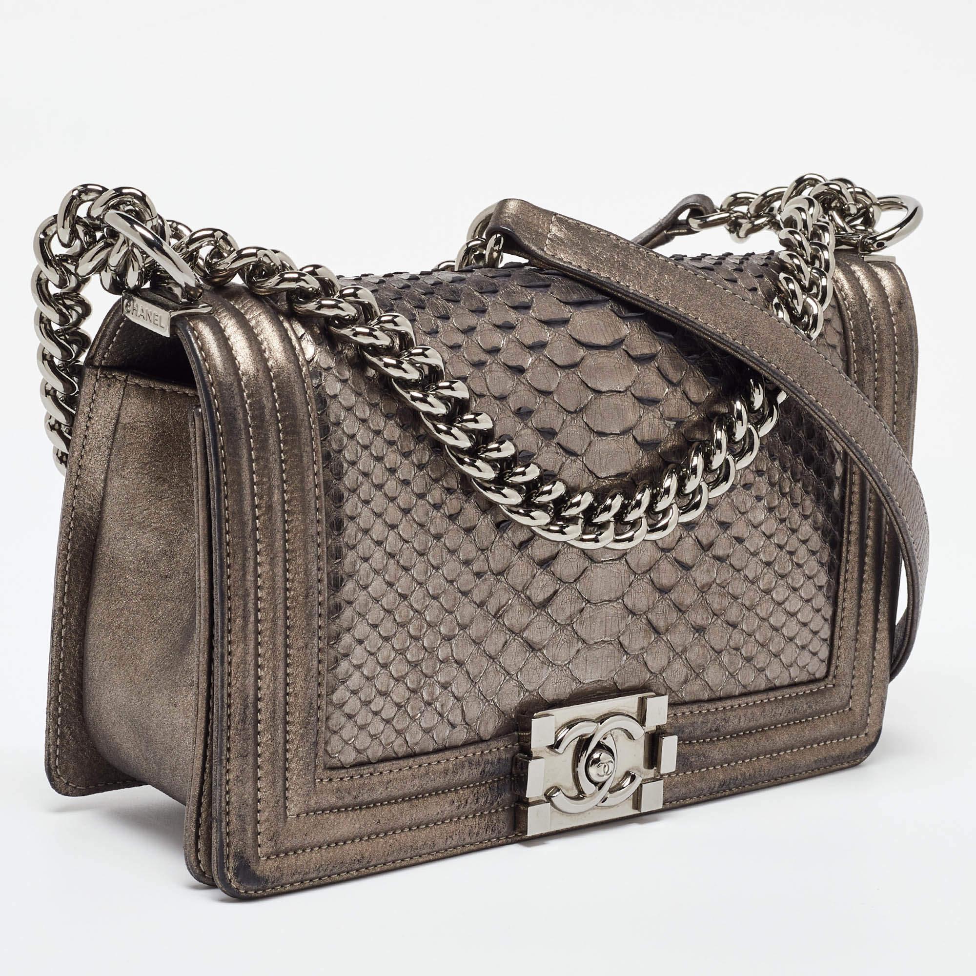 Grigio Borsa Chanel Medium Boy Flap in pelle trapuntata metallizzata in vendita