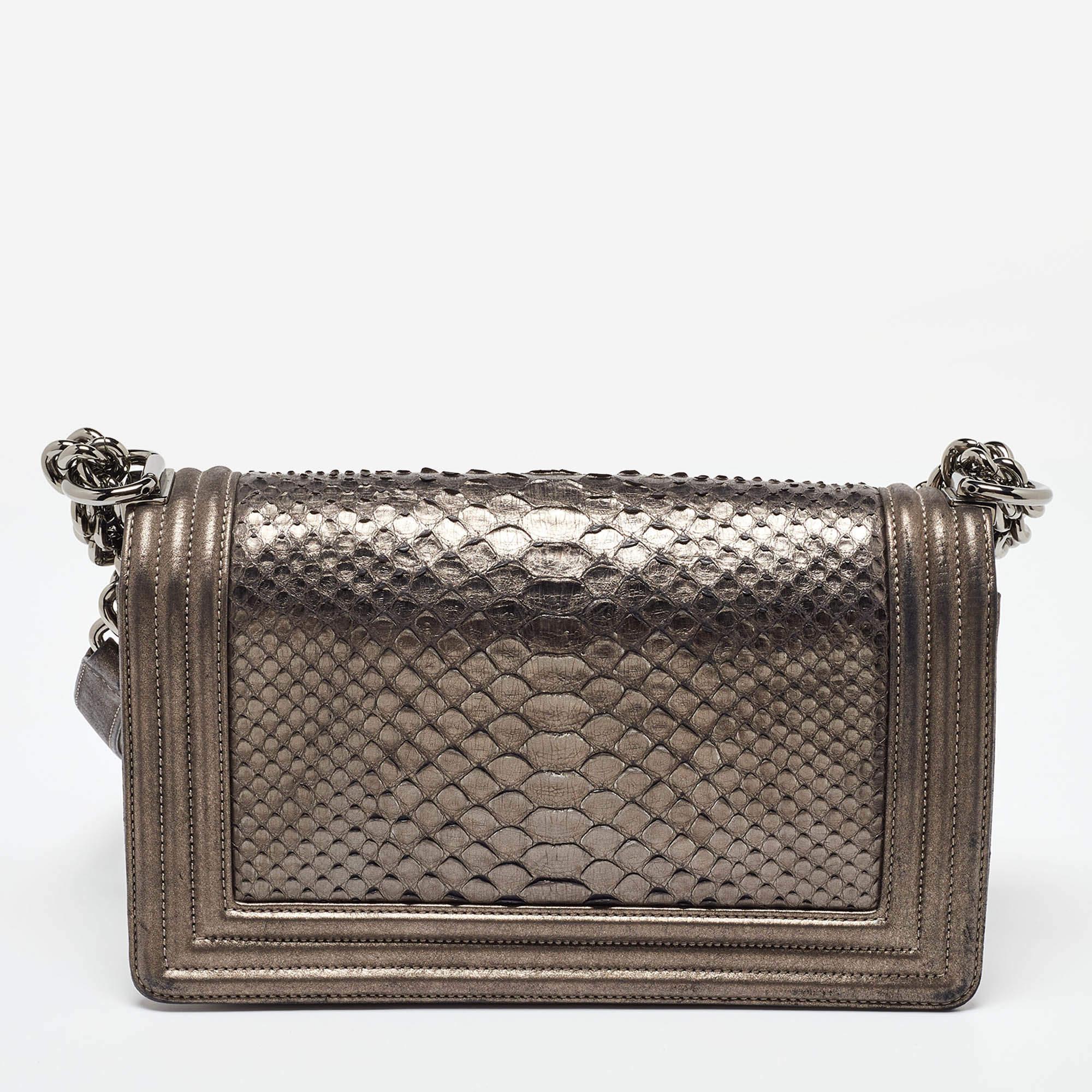 Borsa Chanel Medium Boy Flap in pelle trapuntata metallizzata In condizioni buone in vendita a Dubai, Al Qouz 2
