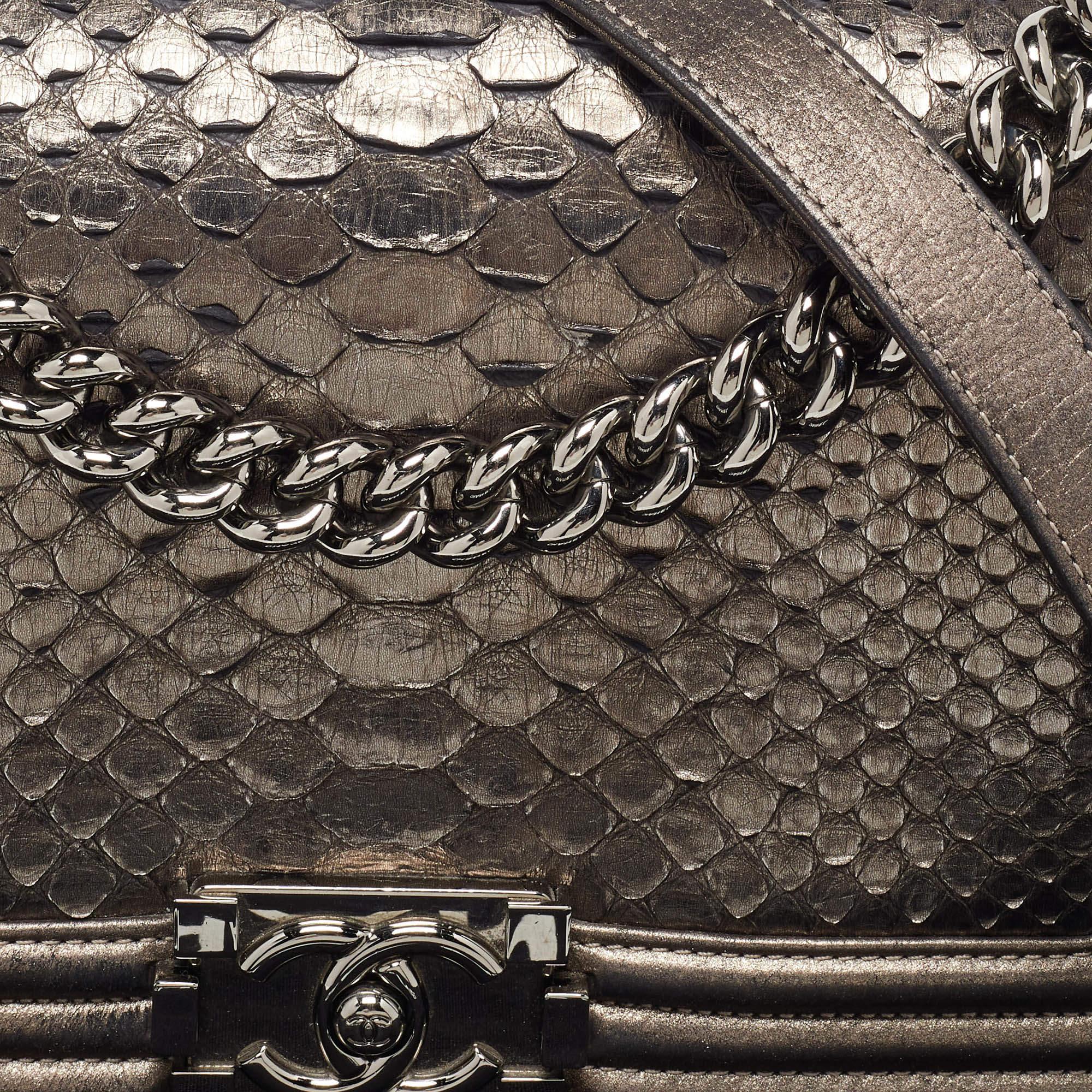 Borsa Chanel Medium Boy Flap in pelle trapuntata metallizzata in vendita 1