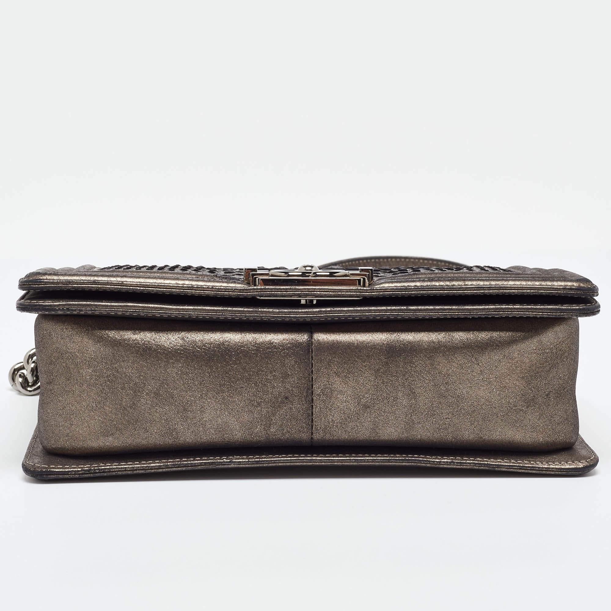 Borsa Chanel Medium Boy Flap in pelle trapuntata metallizzata in vendita 3