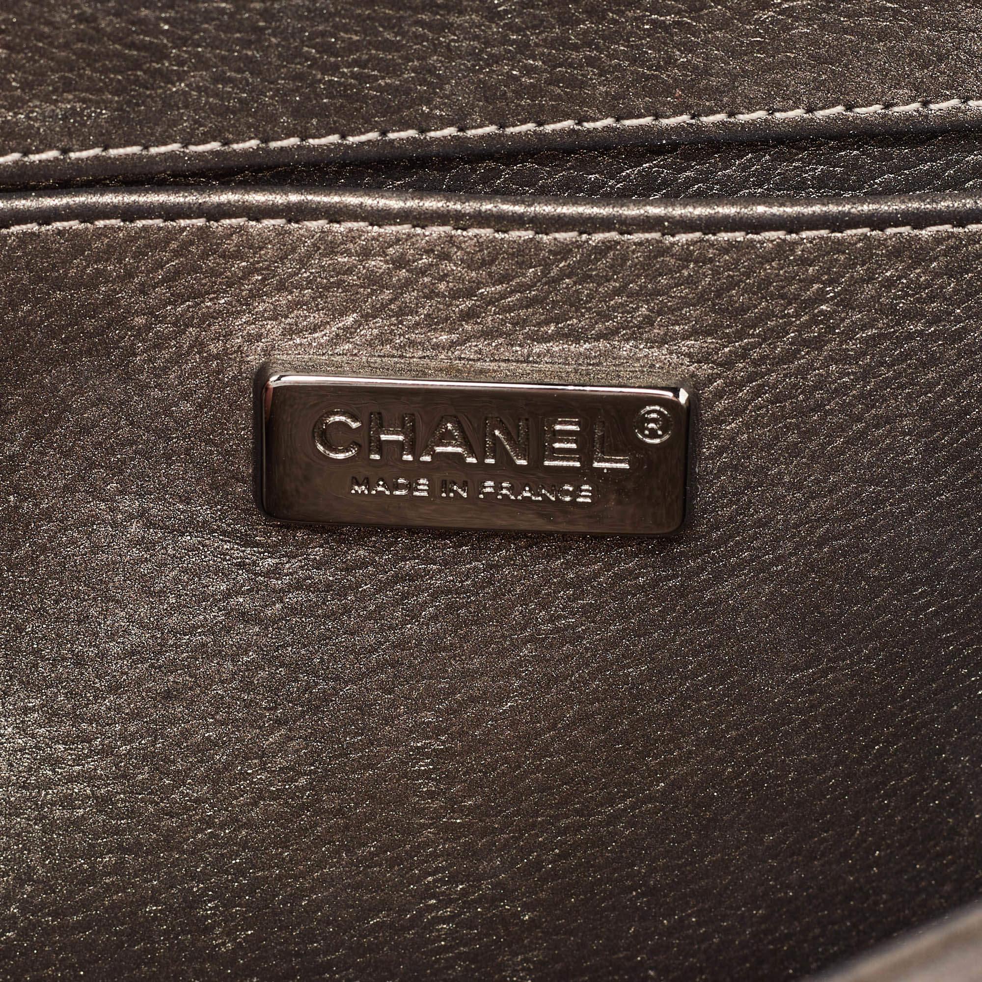 Borsa Chanel Medium Boy Flap in pelle trapuntata metallizzata in vendita 4